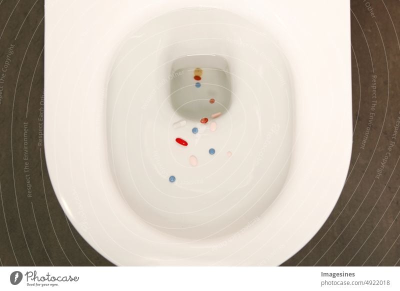 Medikamente in der Toilette entsorgen. Placebo-Effekt. weiße toilettenschüssel, alte, unbenutzte, unerwünschte, abgelaufene, medikamente, pillen, kapseln und tabletten in der toilette spülen geht gar nicht. Umwelt, Apotheke, Medizinkonzept