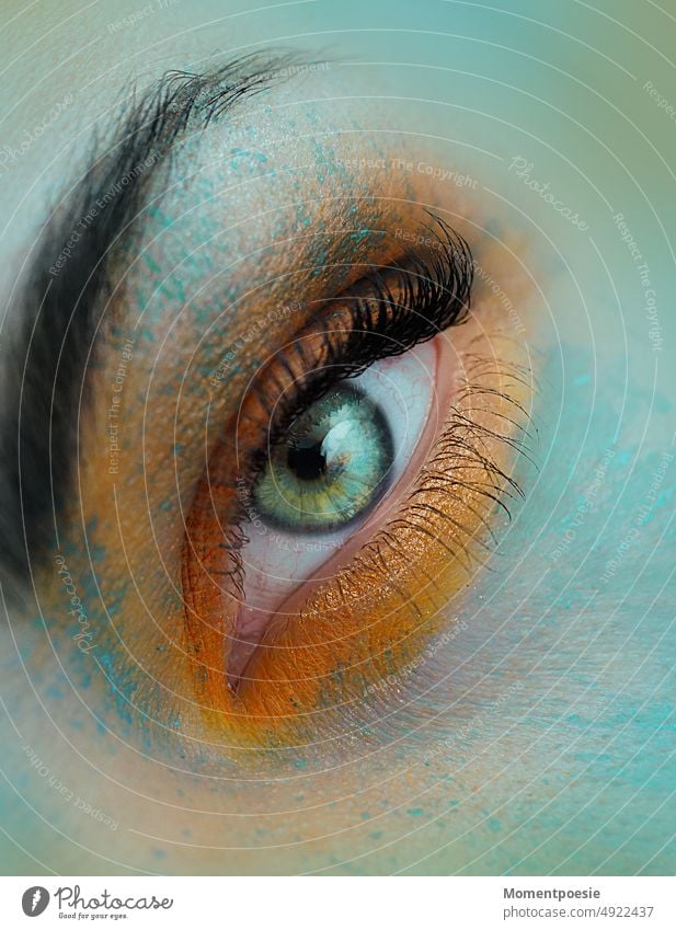 buntes Auge Schminke Augenbraue Augenfarbe Farben orange türkis blau grün grünes auge wimpern Blick Nahaufnahme Detailaufnahme Mensch Wimpern Pupille Gesicht