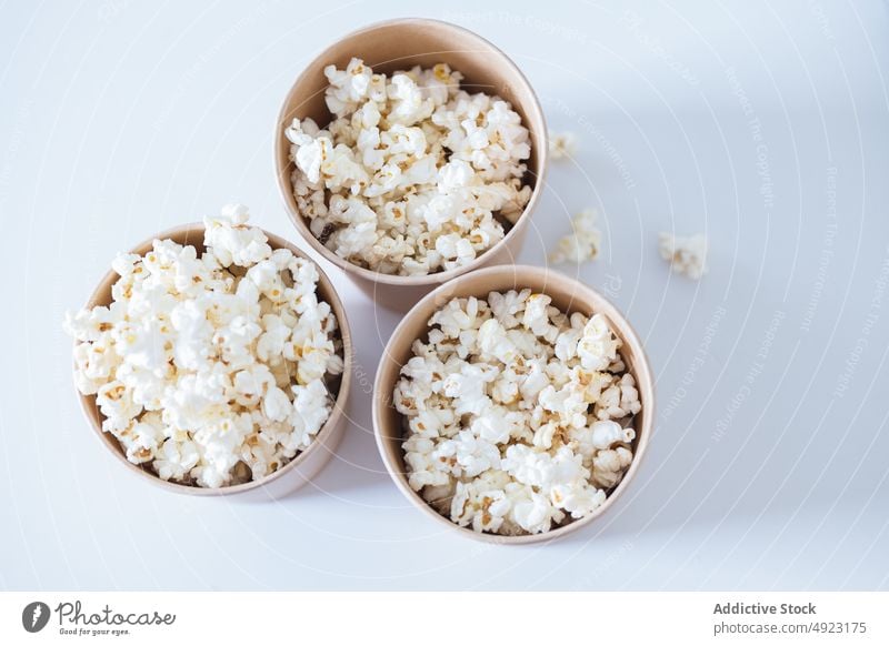 Eimer mit Popcorn auf dem Tisch Popkorn Snack Lebensmittel Haufen Leckerbissen dienen Showtime Portion Produkt Kalorie ungesund Container lecker geschmackvoll