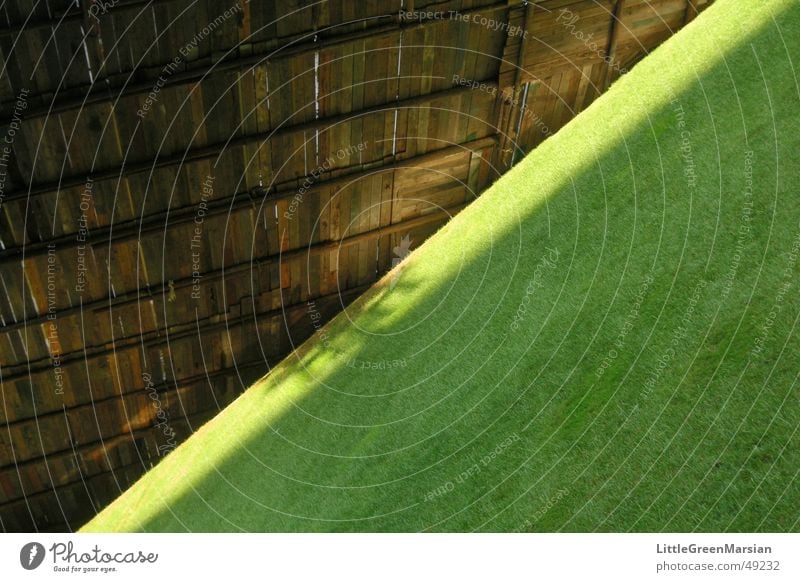 Diagonal grün Gras Holz Abdeckung Parc de Bercy Paris Rasen Sonne Schatten Baugerüst