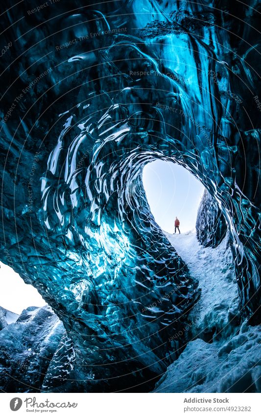 Forscher in Eishöhle im Winter Höhle Reisender erkunden gefroren kalt Urlaub Abenteuer Landschaft Island Frost Natur Norden Tourist Klima Felsen frieren Fernweh