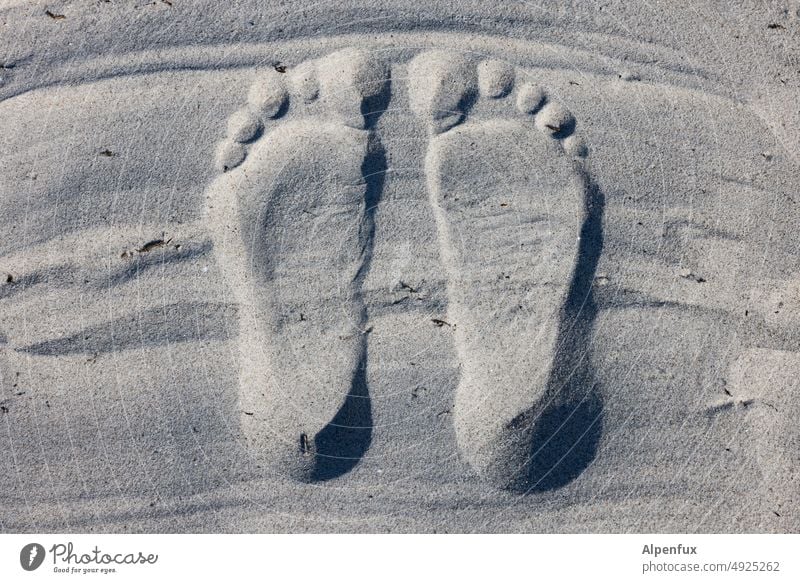 sehr ökologischer Fußabdruck Fußabdrücke im Sand Strand Fußspur fußabdruck Spuren Natur Barfuß Freiheit Küste Außenaufnahme Sandstrand Ferse Zehen