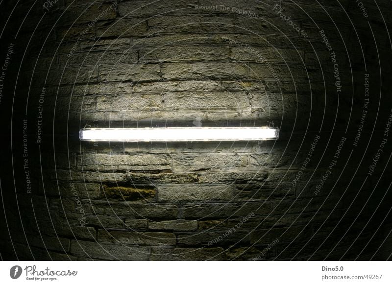 Leuchtstoff Leuchtstoffröhre Licht Nacht Langzeitbelichtung Fischauge Weitwinkel Beleuchtung dunkel kaputt Tunnel hell Decke über kopf Schatten Stein