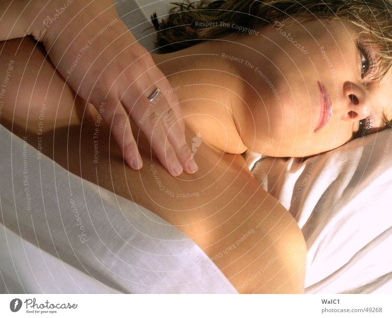 Relaxing-Bella 02 Frau Jugendliche Porträt nackt schlafen Hand Dame Auge Mund Haut Frauenbrust