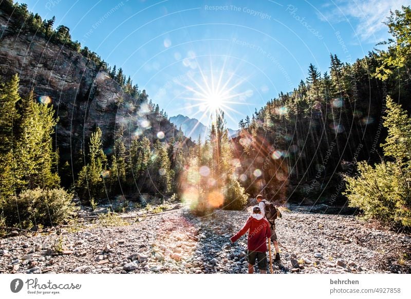 wanderlust Sonnenstrahlen Sonnenstern Sonnenlicht Felsen Fluss Banff National Park Kindheit Ausflug Vertrauen Junge Vater Mann Eltern Zusammensein Wanderer