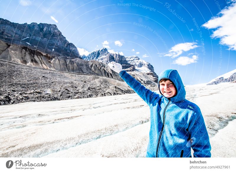 eiskalte schönheit Sonnenlicht Felsen Kindheit Ausflug Junge Zusammensein Wanderer Ferne Fernweh Alberta fantastisch besonders Tourismus