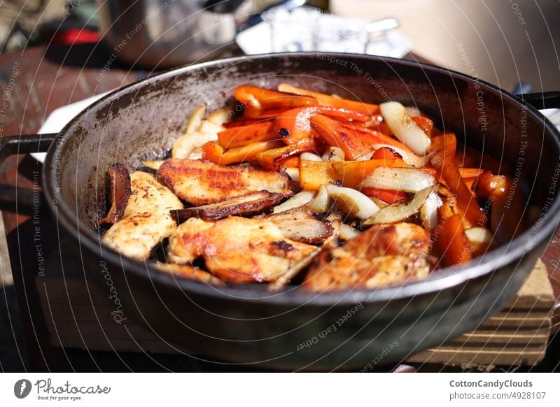 Pfanne mit gebratenem Huhn und Gemüse Hühnerfleisch Kochpfanne gegrillt Hähnchen Lebensmittel Fleisch Mahlzeit Essen zubereiten Saucen frisch Nahaufnahme Würzig