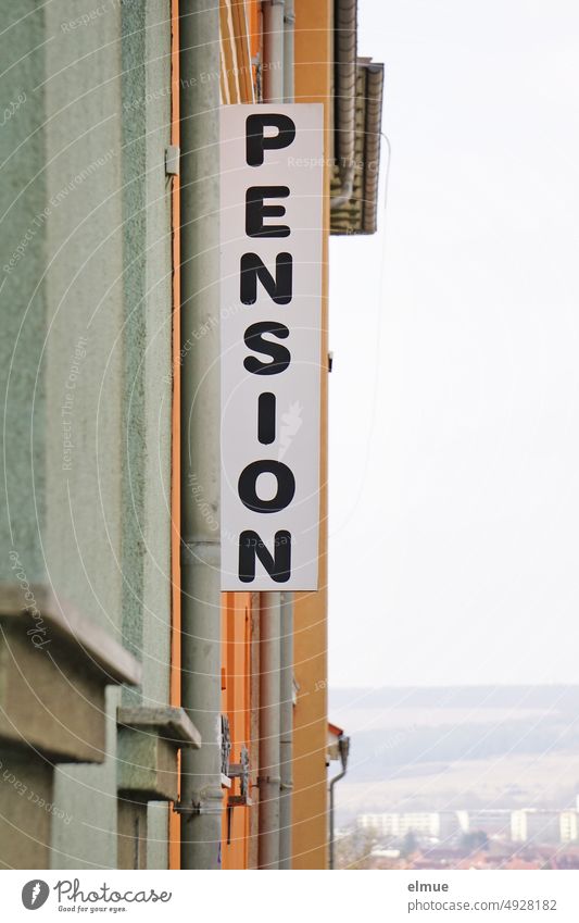 Schild mit  PENSION an einem Wohnhaus Pension Übernachtung wohnen Weitblick Quartier sparen Übernachtungsmöglichkeit übernachten Fenster Straße