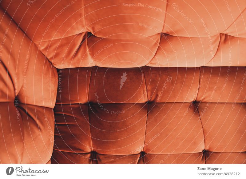Kupferfarbenes Sofa kupfer orange Möbel im Innenbereich Textur Reinigen heimwärts Appartement Sitzen Gewebe Textil modern Haus lässig bequem Liege Raum