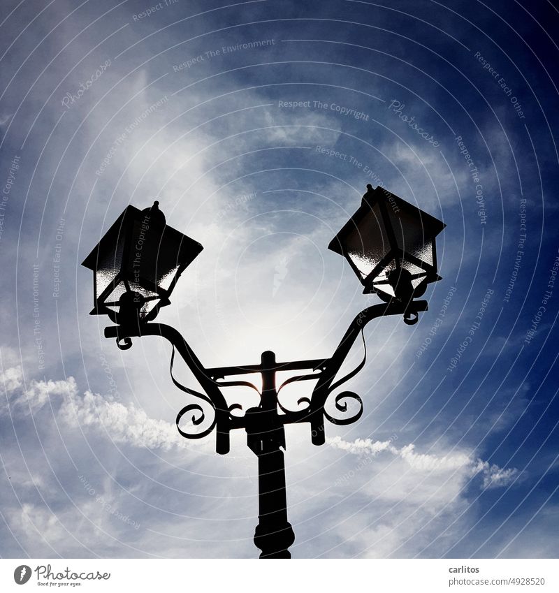 Solarleuchte | Alternative Energie Leuchte Laterne Kandelaber Gegenlicht Sonne Solarenergie Schmiedeeisen Altstadt Historisch Himmel Blau Straßenbeleuchtung