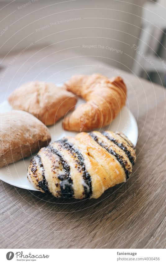 von der Strandbäckerei Mohnschnecke Gebäck Croissant Frühstück lecker Brötchen Teller Essen morgens vorbereitet Energie tanken Kohlenhydrate Kalorien gesund