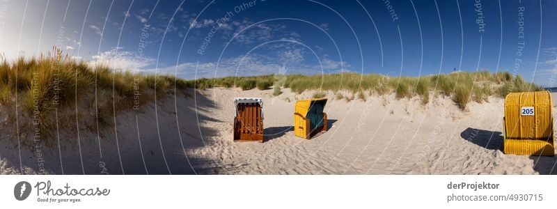 Panoramafoto: Strandkörbe vor Düne im Naturschutzgebiet auf Helgoland Urlaubsort Menschenleer Schleswig-Holstein Küste Nordsee Schönes Wetter Deutschland Insel
