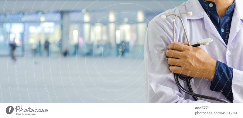 Medizin Arzt mit Stethoskop stehen und Diagnose im Krankenhaus.Gesundheitswesen und medizinische oder Krankenversicherung Hintergrund Panorama-Konzept. Klinik