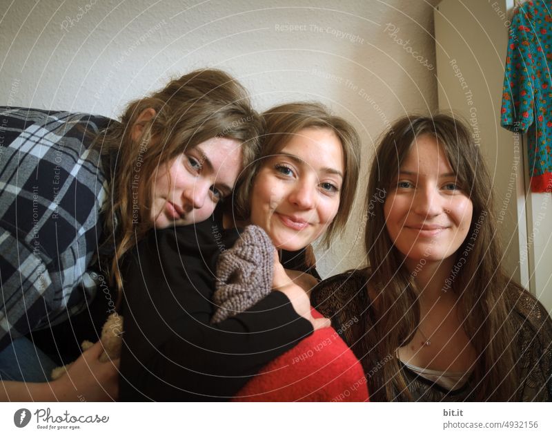Drei Teenager, langhaarig und fröhlich. Schwestern lachen in die Kamera. Mädchen Jugendliche teenager Glück glücklich lachend Familie & Verwandtschaft