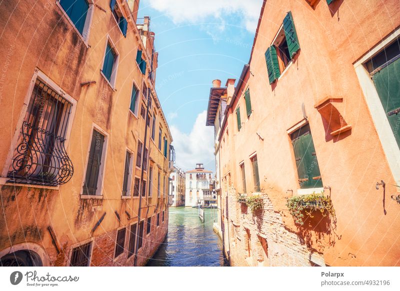 Kleine Wasserdurchfahrt in Venedig, Italien Durchgang Ansicht Antiquität Eingang Brücke Stein im Freien hölzern Tourist mediterran traditionell heimwärts urban