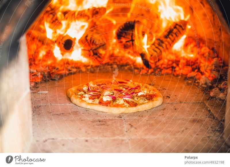 Pizza mit Belag im heißen Steinofen Beläge Herd im Freien Italienische Küche Holzfeuer Gebäck Kalorie neapolitanisch margherita hungrig Drehschaufel
