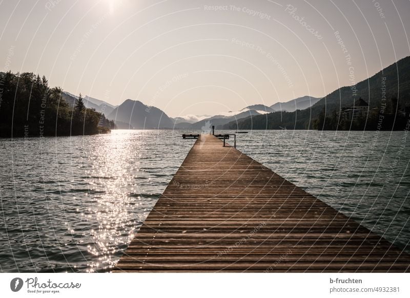 Morgendliche Lichtstimmung an einem Gebirgssee Steg Salzkammergut Österreich See Landschaft Berge u. Gebirge Seeufer Natur Wasser Schönes Wetter Alpen