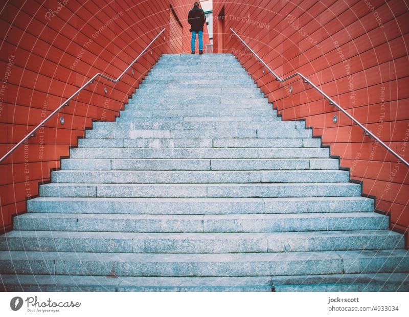 Mensch auf Treppe zwischen zwei Wänden Mann Wand Architektur Treppengeländer Wege & Pfade Fußgänger Strukturen & Formen Weitwinkel Symmetrie authentisch modern