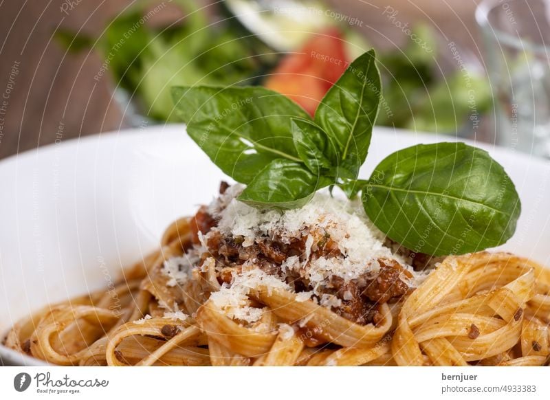 Tagliatelli Pasta mit Bolognaisesauce auf Holz Tagliatelle Hintergrund Essen Parmesan lecker gesund Gericht Nahaufnahme traditionell Mahlzeit köstlich