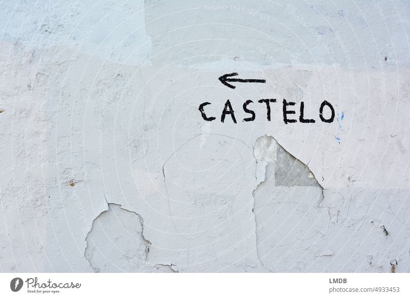 <-- CASTELO Schloss Burg Burgruine castelo de sao jorge Lissabon lissabon portugal lisboa Wegweiser Wegmarkierung Pfeil pfeilricht Pfeil links pfeilsym weiß
