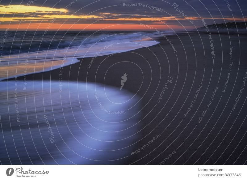 Am Sandstrand an der dänischen Westküste in der nähe von Hvide Sande kurz nach Sonnenuntergang Dänemark Strand Düne Wind Bewegungsunschärfe Wellen Nordsee