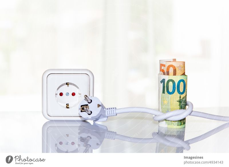 Steckdose und Rolle von Euro-Banknoten, mit einem Netzstecker, Verlängerungsschnur verknotet. Konzept des Stromsparens zu Hause auf Licht Hintergrund. Stromkosten und teures Energiekonzept. Stromverbrauch