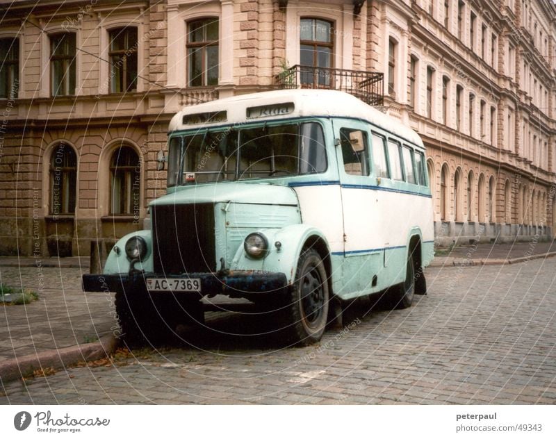 Omnibus Riga Bus Oldtimer Verkehrsmittel Straßenbelag Straßenrand Stadt Lettland Osteuropa baltikum