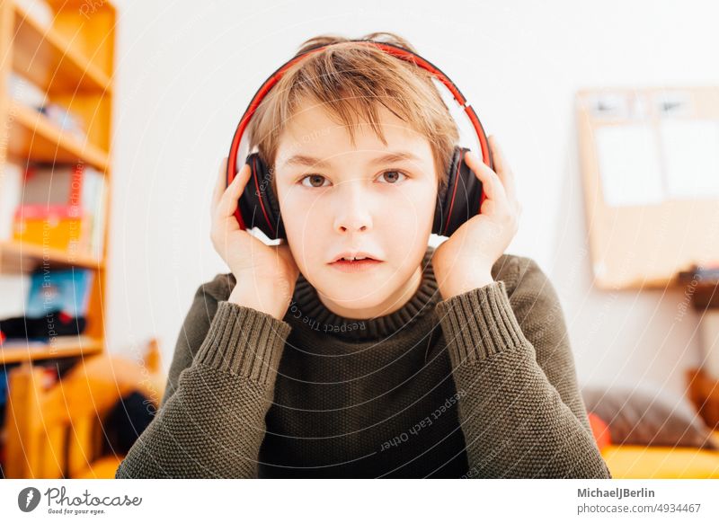 Hausunterricht Junge in Video-Chat-Kamera 10 Jahre Musik zehn Lebensalter Aufmerksamkeit Fotokamera Kaukasier Talkrunde Kind Nahaufnahme Tagung entfernt