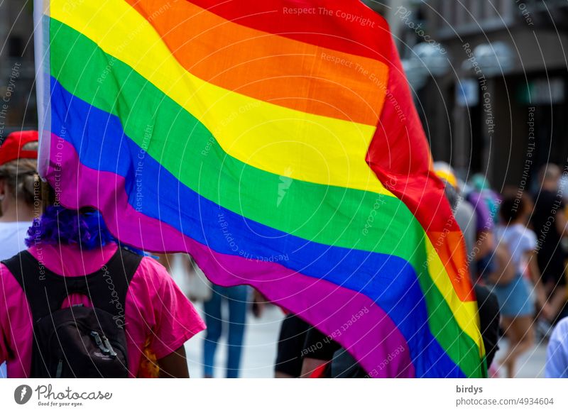 Demonstrant Mit Regenbogenfahne Beim Csd Für Gendergerechtigkeit Geschlechtliche Anerkennung