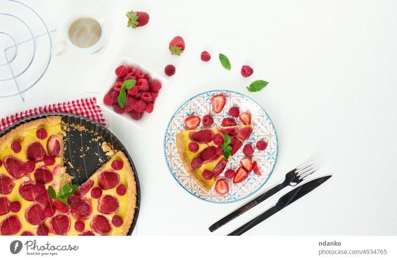 Runde Quiche mit roten Erdbeeren und Himbeeren auf einem weißen Tisch Pasteten Kuchen Sahne Lebensmittel gebacken frisch rund Dessert Gebäck Kochen Mahlzeit