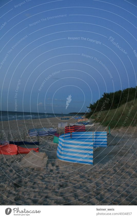 Menschenleerer Strand der Ostsee mit leeren Liegeplätzen bei Nacht menschenleer Küste Sand Meer Himmel windschutz Erholung Tourismus Strandkorb Außenaufnahme