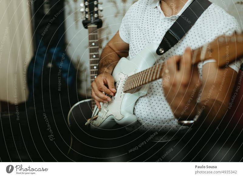 Mann spielt E-Gitarre Musik Musiker Musikinstrument Gitarrenspieler Gitarrensaite musizieren Saite Klang Freizeit & Hobby Streichinstrumente akustisch