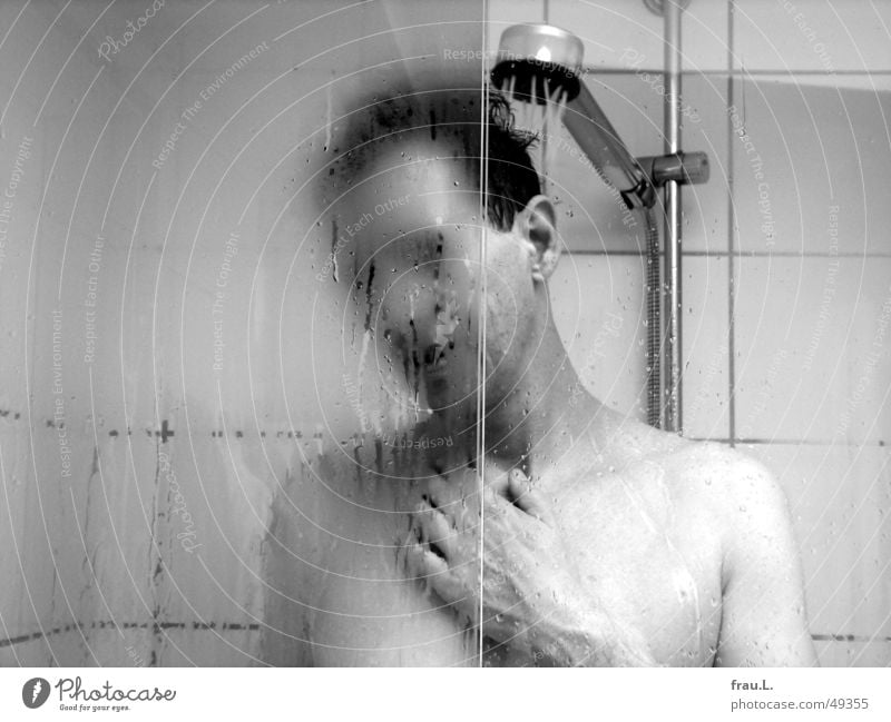 morgens Glastür Dusche (Installation) aufwachen Mann Bad Waschen Duschkopf Fliesen u. Kacheln Trinkwasser Kondenswasser nackt Körperpflege Tür Morgen genießen