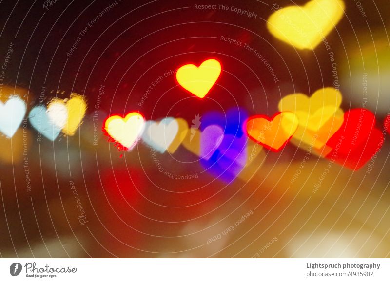 Herzförmiges Bokeh durch ein Fenster gesehen. abstrakt herzförmig Licht Romantik Liebe - Emotion Weihnachten Valentinstag Unschärfe Feiertag hell Valentinskarte
