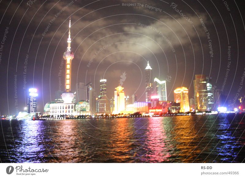 Skyline Shanghai über den Huangpu China Nacht Huang Pu Fluß Wasser