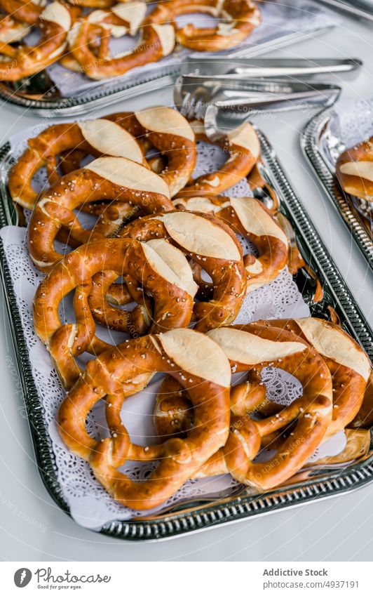 Appetitliche Brezeln auf Tabletts auf dem Tisch serviert Gebäck gebacken lecker Brot Snack Veranstaltung sorgen Tradition Bäckerei dienen Park Festessen