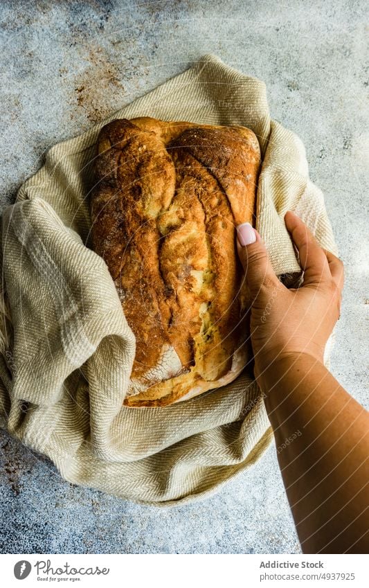 Frisch gebackene gesunde Brötchen auf dem Handtuch Vollkorn Hintergrund Baguette Brot Koch Essen zubereiten Lebensmittel Französisch frisch Feinschmecker Halt