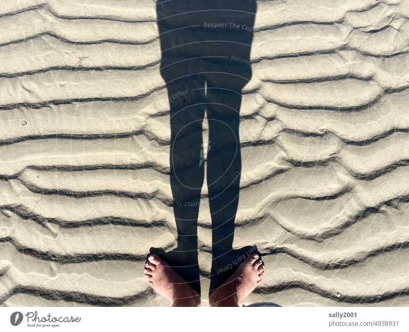 wir dürfen jetzt nicht den Sand in den Kopf stecken | ... Strand Schatten Fuß Wattenmeer Ebbe Wellen Nordsee Gezeiten Küste stehen Sommer barfuß Riffel