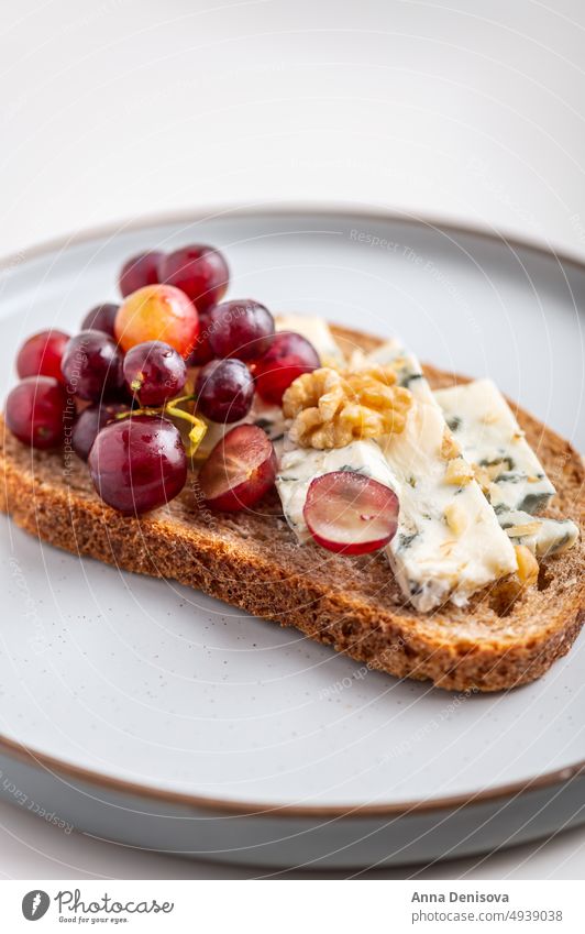 Toast mit Blauschimmelkäse und Trauben Zuprosten Walnussholz Brot Mittagessen Frühstück frisch Lebensmittel Belegtes Brot cremig Gesundheit blau Sauerteig