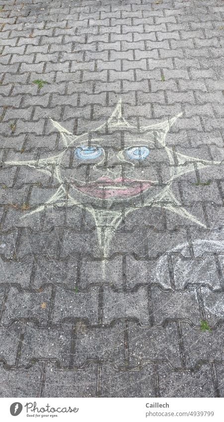 Sonne mit Strassenkreide gezeichnet fröhlich Straßenkreide Kunst Lächeln Freude Kindheit Kreide Strassenmalerei Kreativität malen Spielen mehrfarbig Zeichnung