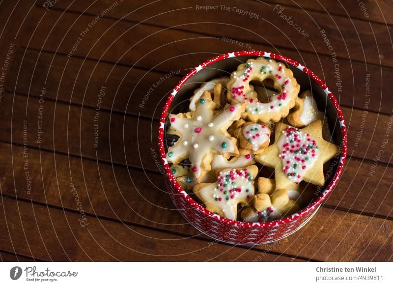 Leckere Weihnachtsplätzchen mit Zuckerguss und Zuckerperlen laden zum Naschen ein selbstgebacken lecker Weihnachten Advent süß Plätzchen Weihnachtsgebäck