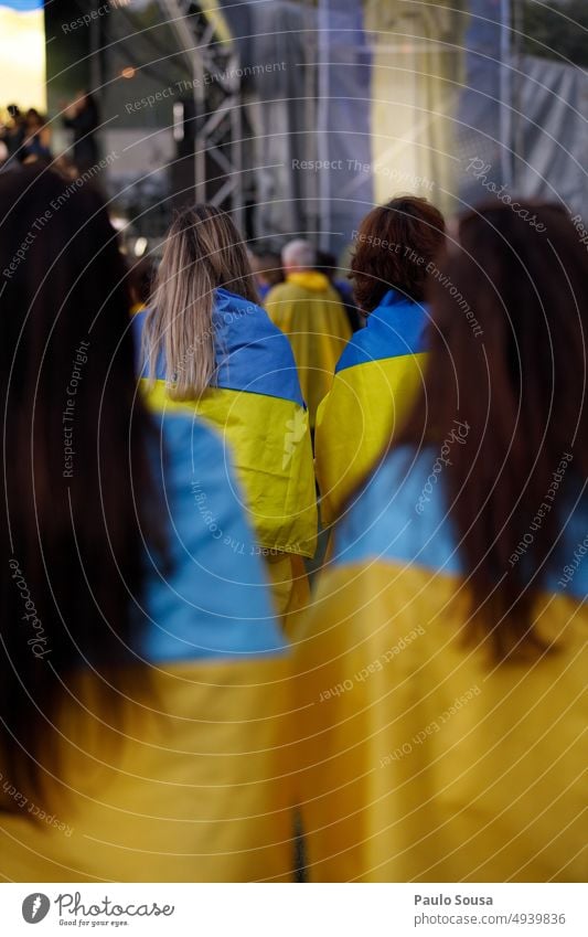 Rückansicht Mädchen mit ukrainischen Fahnen Ukraine Ukrainer Ukraine-Krieg blau Nation Politik & Staat Symbol Solidarität Frieden ukrainische Flagge Hoffnung