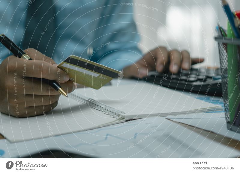 Mann hält Kreditkarte mit Taschenrechner Zahlung Finance Banking Shopping Online-Handel Geschäftskonzept. kaufen Technik & Technologie bezahlen Information