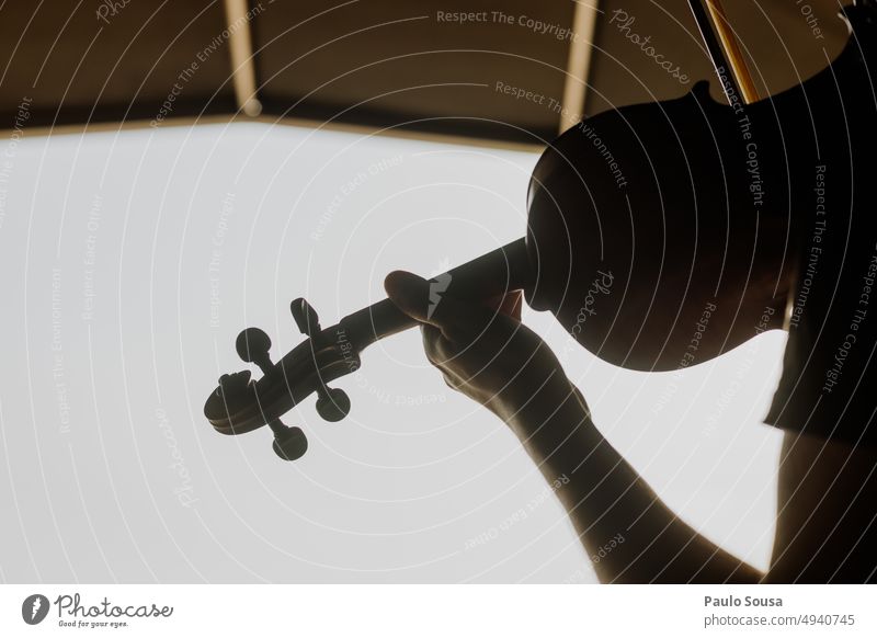 Nahaufnahme Musiker spielt Geige Musikinstrument Musik hören Holz Farbfoto Detailaufnahme Schauplatz musizieren Kunst Saite Orchester Streichinstrumente Konzert