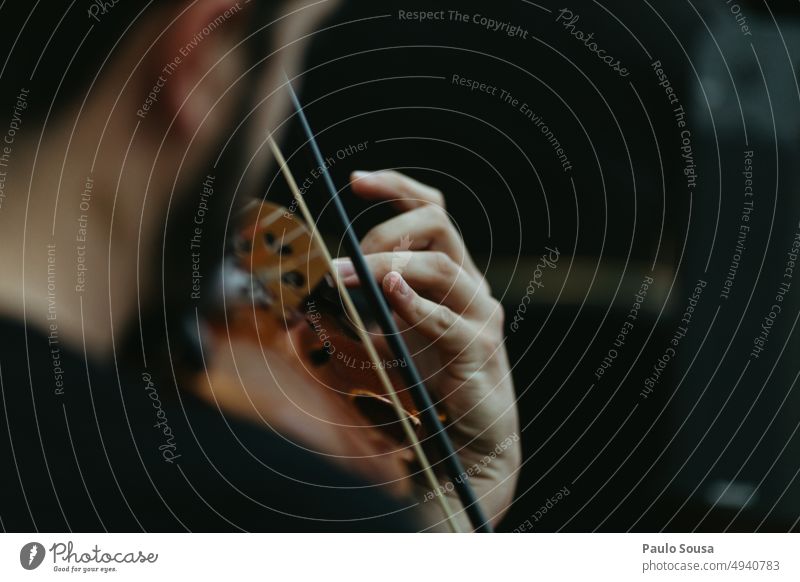 Nahaufnahme Musiker spielt Geige Musikinstrument Musik hören Holz Farbfoto Detailaufnahme Schauplatz musizieren Kunst Saite Orchester Streichinstrumente Konzert