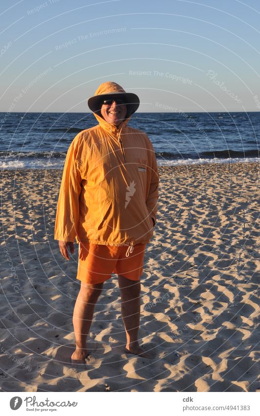 Sommer am Meer | Mann in Orange | Strandspaziergang im Sonnenuntergang. Mensch Person Erwachsener an der Ostsee am Strand Sand Küste Füße im Sand
