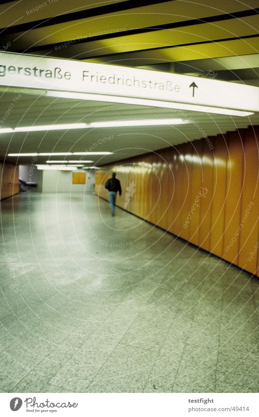 unterführung III Stuttgart Hauptbahnhof U-Bahn S-Bahn London Underground Beleuchtung Unterführung Eisenbahn train trainstation railway railroad Wegweiser