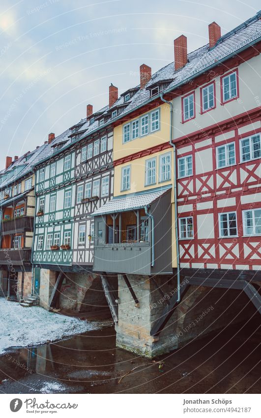 Krämerbrücke Fachwerkhäuser in Erfurt von außen im Winter bei Schnee Tourismus Außenaufnahme Farbfoto Architektur Menschenleer Gebäude Fassade Altstadt