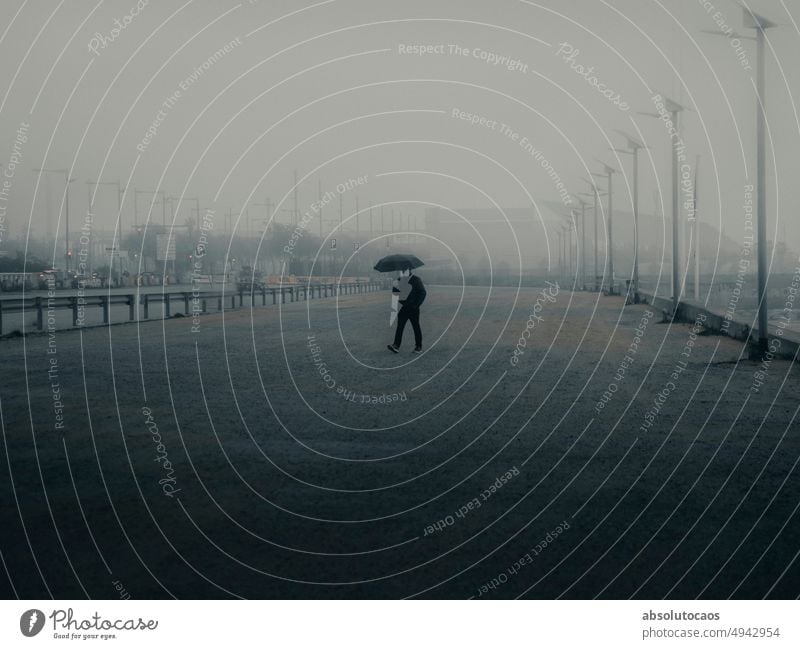 Ein Mann geht allein mit seinem Regenschirm Menschen schlechtes Wetter Schutz nass Herbst Außenaufnahme Schirm Wassertropfen Gedeckte Farben Gewitter kalt Klima