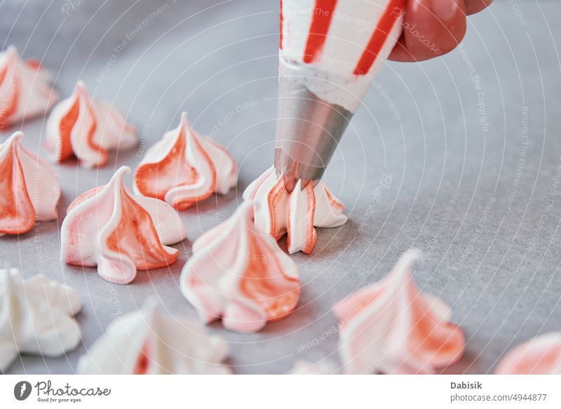 Verfahren zum Backen von Baiser, Kochen eines süßen Desserts Schaumgebäck Kuchen vorbereitend Essen zubereiten Sahne Rezept Zephyr selbstgemacht Küchenchef